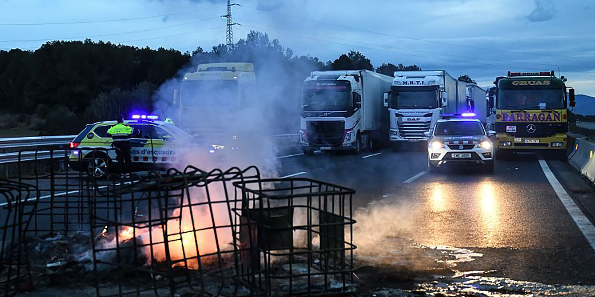 Gli agricoltori spagnoli non si fermano: sabotati carichi provenienti dal Marocco